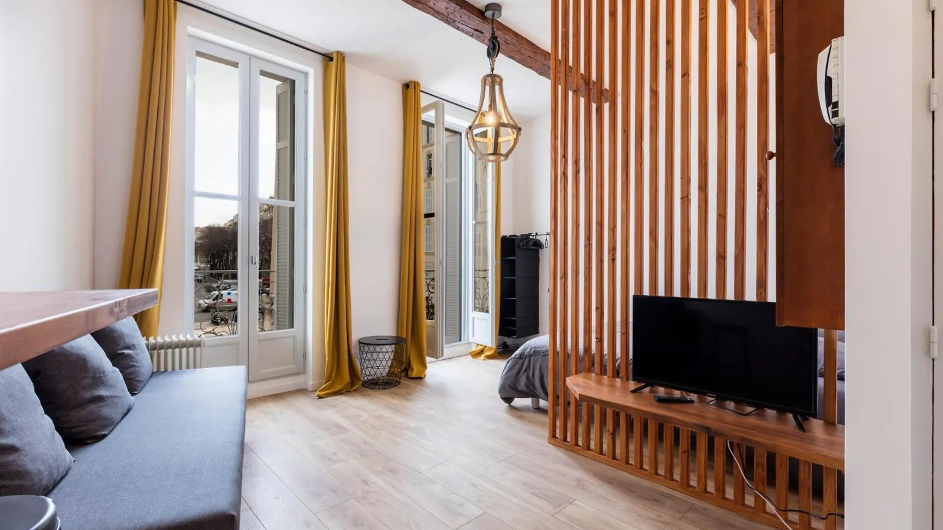 Nationale 2 - St Charles - Reformes - Vieux Port location